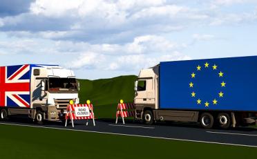 Camion britannique et camion européen qui se croisent après le Brexit