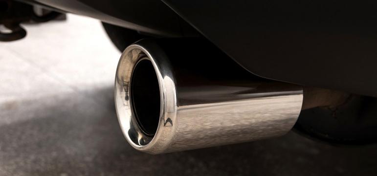Emissions pollution pot d’échappement de voiture

